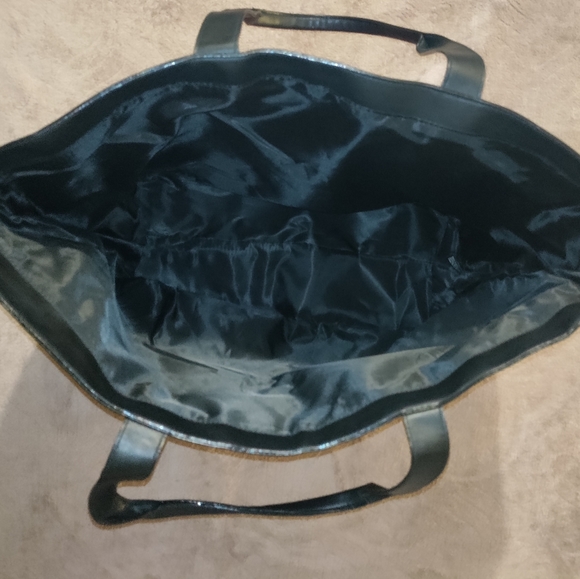 🆕Victoria's Secret | Large Red Weekend Tote Bag / Carry All Bag / Carry On Bag - Picture 7 of 10